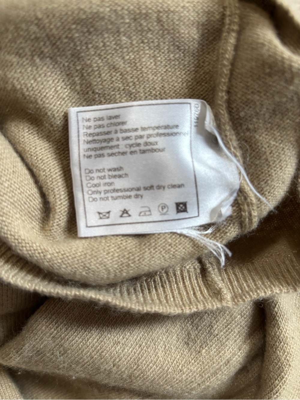 CHANEL roll-neck cashmere sweater in camel - Picture 10 of 11